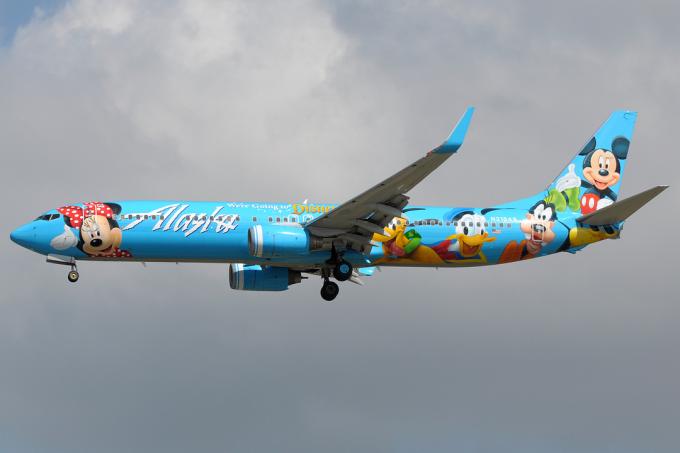 Linii aeriene Boeing 737-900 Alaska Airlines livrea în Disneyland