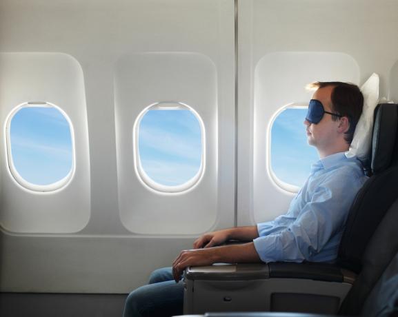 Portret de om de relaxare în avion