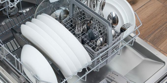 Cum se curăță coșurile mașinii de spălat vase