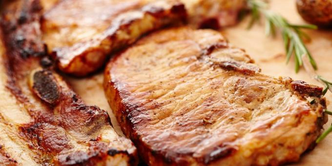 Cum de a prăji carnea de porc de pe os cu sare și piper