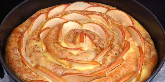 Rețete: Clatite tort cu brânză de vaci și umplutura de mere
