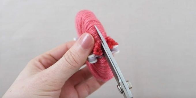 Pompon DIY: tăiați firele