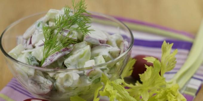 Salata cu țelină, ridichi și castraveți