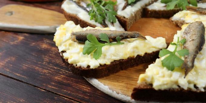 Sandvișuri cu șprot, ou și brânză