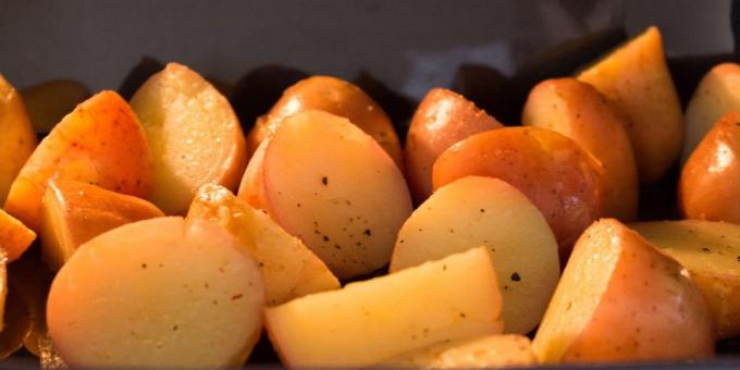 cartofi copți în cuptor