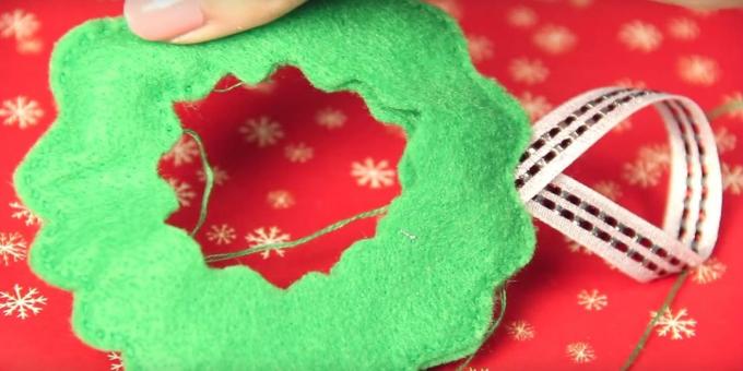 jucării de Crăciun, cu propriile lor mâini: coase marginile și adăugați o buclă