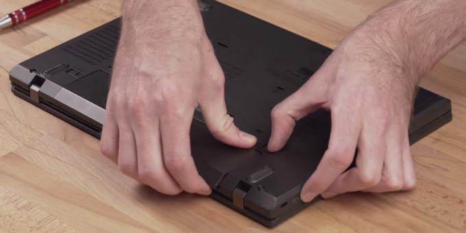 Cum să conectați un SSD la un laptop: scoateți bateria