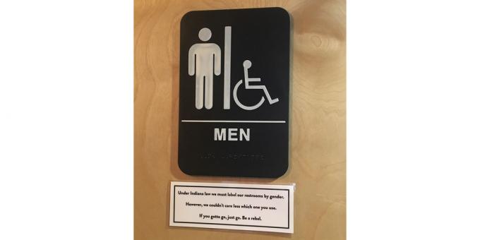 semna pe ușa la toaletă 