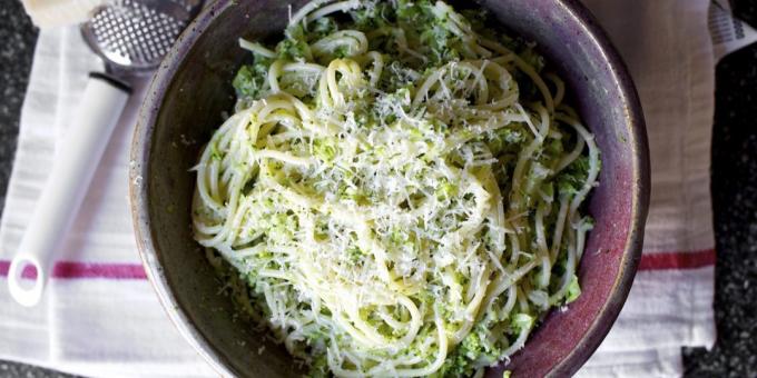 Rețetă pentru paste cu sos pesto cu broccoli și parmezan