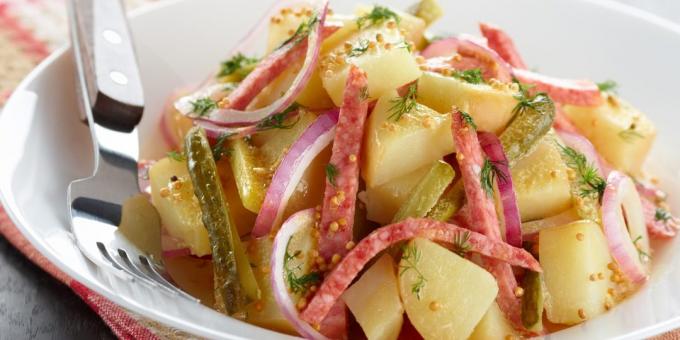 Salata cu muraturi, cartofi și cârnați