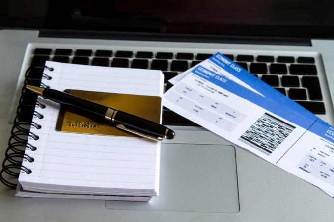 Cumpărarea de bilete de avion on-line cu un card de credit