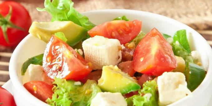 Salată ușoară cu roșii, ierburi și avocado