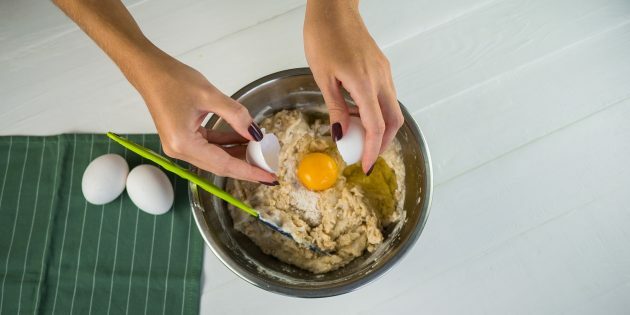 Plăcintă cu pere și nuci: adăugați iaurt, unt și ouă