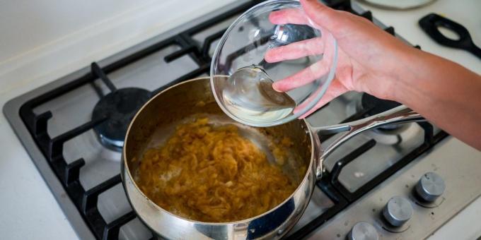 Cum de a găti o supă de ceapă clasic: Adăugați vinul în tigaie