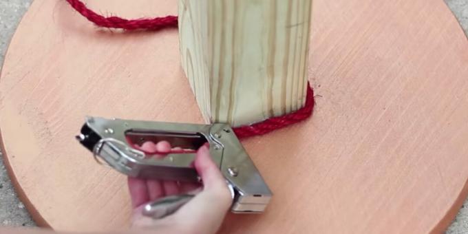 Cum se face un stâlp de zgâriere: atașați o frânghie