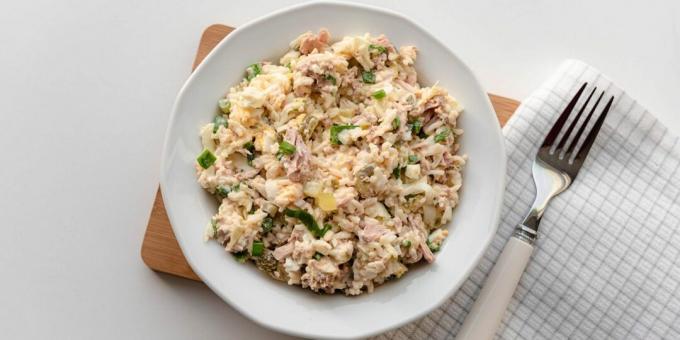 Salată cu conserva de ton, orez și ouă