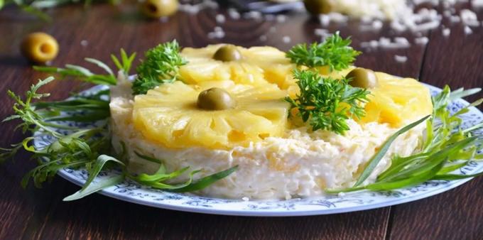 Retete: Salata cu ananas, brânză și usturoi